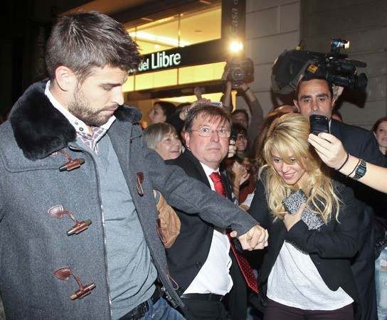 Pique and Shakira walked arm in arm and showed loving