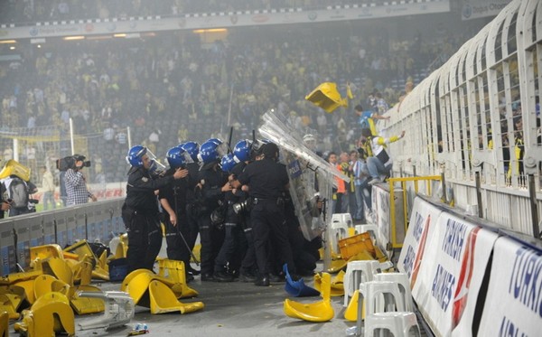Rioting broke out in the Spor Toto Süper Lig