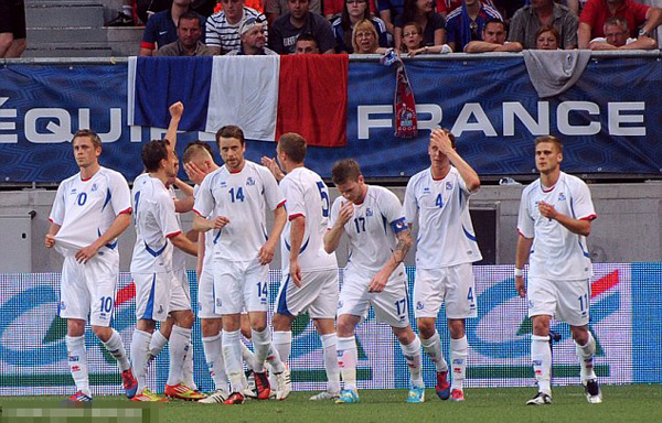 How to beat the French? England must defend like Chelsea and set Walcott free
