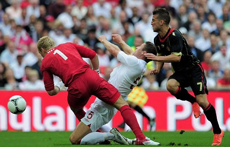 I'm sorry! Mertens apologises to Cahill for shove which ruled England man out