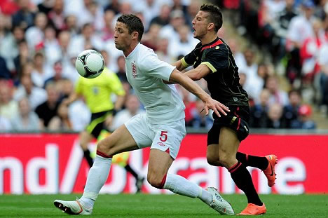 I'm sorry! Mertens apologises to Cahill for shove which ruled England man out