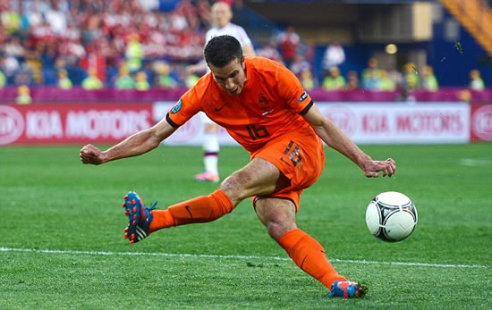 Holland boss Van Marwijk defends Van Persie after striker fluffs his lines