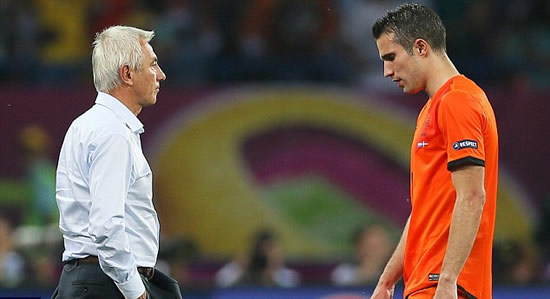 Holland boss Van Marwijk defends Van Persie after striker fluffs his lines