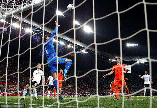 Holland 1 Germany 2: Classy Gomez makes Dutch sweat on Euro future