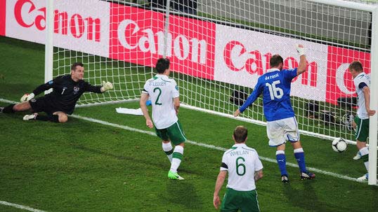 Italy beat Irish to seal quarters berth