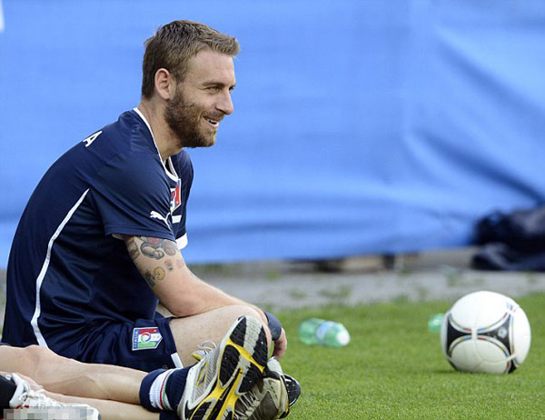 I wish I could be like Gerrard! Italy star De Rossi hails England skipper ahead of duel