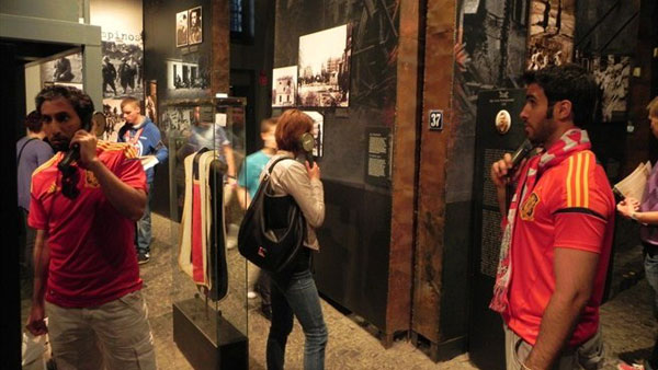 Warsaw visitors taking history lesson