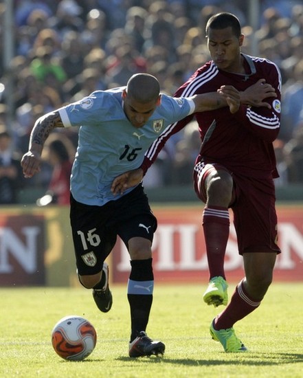 Juventus 'eye Salomon Rondon as Robin van Persie saga drags on'