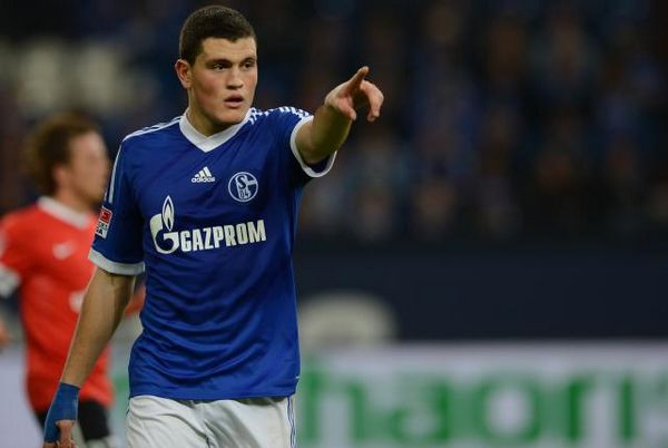 Manchester United target signs new Schalke deal