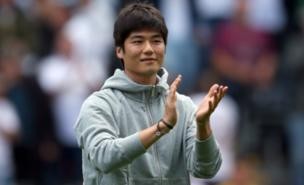 Ki Sung-Yueng uses spoon for microphone during Swansea initiation