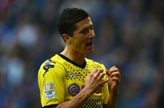 Juventus aim to fight off Man United and land Dortmund striker