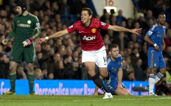 Chelsea 2-3 Manchester United(Agg 2-3): Van Persie, Chicharito & card-happy Clattenburg end Blues' unbeaten run