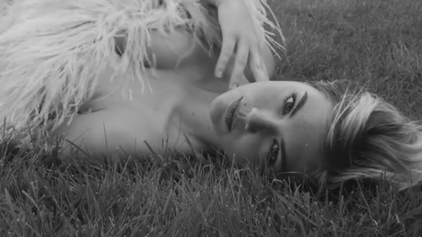 Kate Upton goes topless in new video