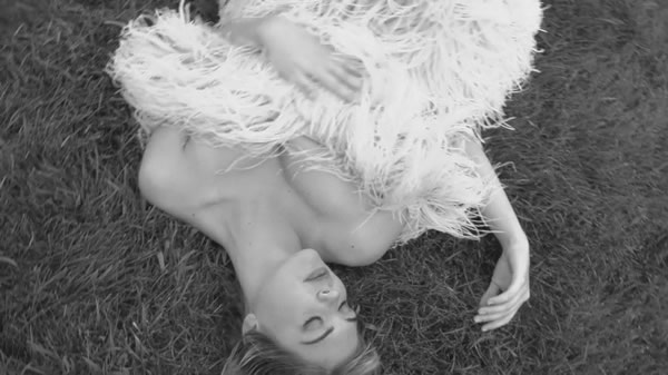 Kate Upton goes topless in new video