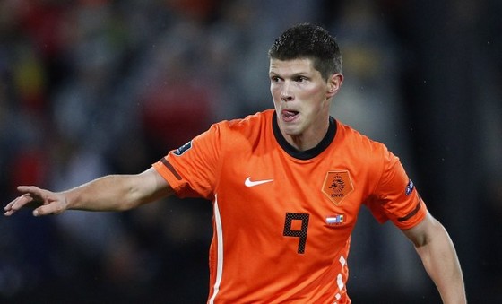 Klaas-Jan Huntelaar ends Arsenal and Liverpool interest by ‘signing new Schalke deal’