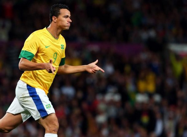 Napoli to rival Spurs for Brazilian strike star
