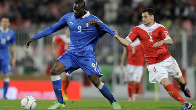Balotelli brace hands Italy win over Malta