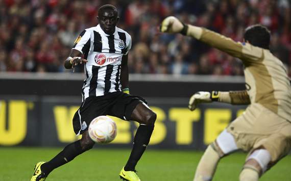 Benfica 3-1 Newcastle: Cisse strike offers Pardew's men slim hope