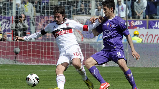 10-man Fiorentina fight back to hold Milan