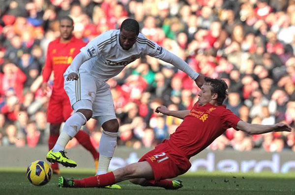 Brazilian Lucas signs new long-term deal to keep him at Anfield