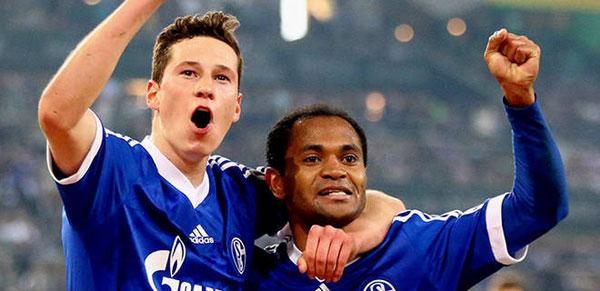 Schalke keeps pace in European hunt