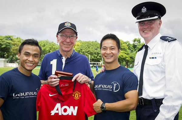 Charlton: Wayne will stay at United – and break my record