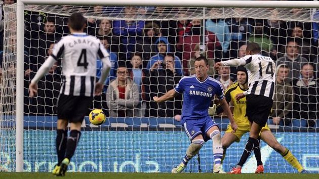 Premier League - Remy shines as Newcastle win denies Chelsea top spot