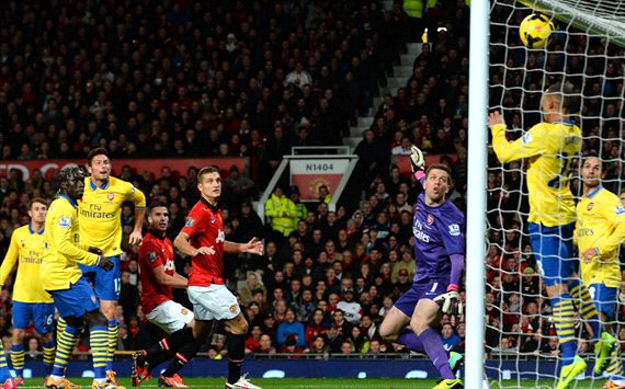 Manchester United 1-0 Arsenal: Van Persie on target as champions close gap on title-chasers