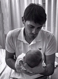 Casillas shows off newborn son