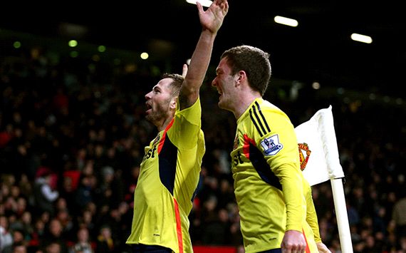 Manchester United 2-1 Sunderland (1-2 pens): Rafael misses crucial spot kick to send Black Cats to Wembley