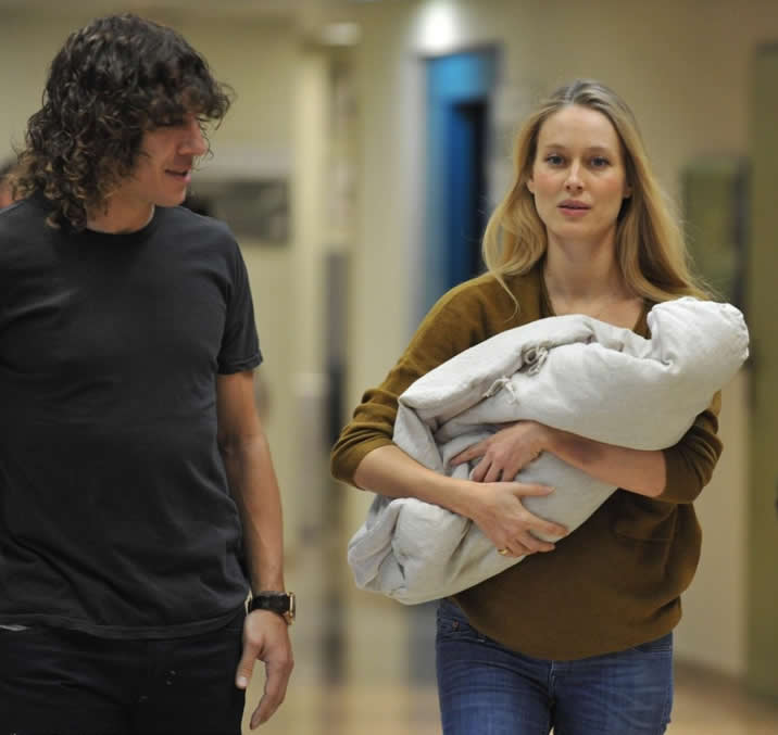 Carles Puyol turns father to a baby girl