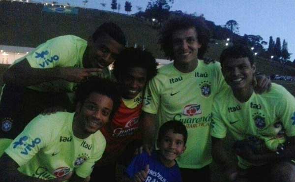 Neymar invites a young training ground invader kicked out by security to meet his heroes
