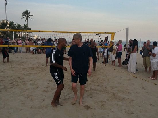 Arsene Wenger imitates RVP diving header in beach football tennis match