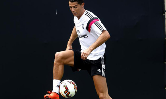 Cristiano Ronaldo goes it alone