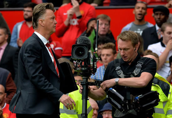 Manchester United boss Louis Van Gaal says team's confidence is 'smashed'