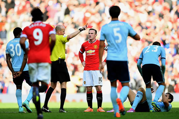 Wayne Rooney doubt for Manchester derby after limping out of training
