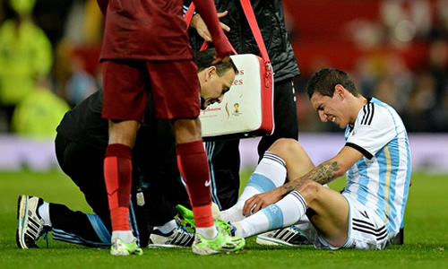 Manchester United's Ángel Di María injured as Argentina lose to Portugal