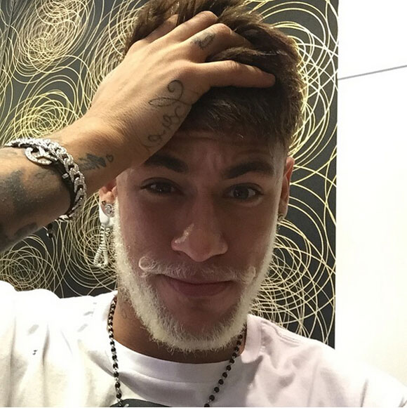 Neymar bleaches his beard white for Christmas!