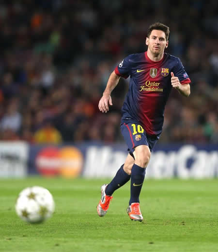 Messi commits to Barca