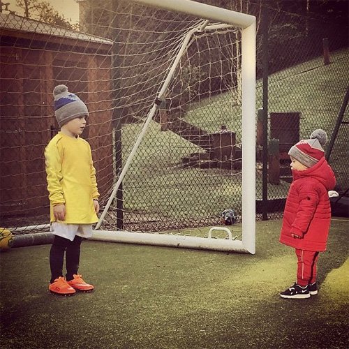 Man Utd's Wayne Rooney takes part in kick-about with sons