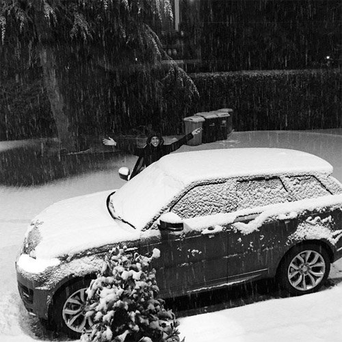 Man Utd's Angel di Maria poses with snow-covered Range Rover