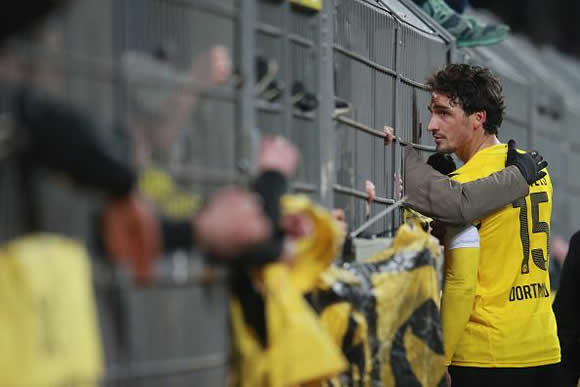 Mad scenes after Dortmund’s 1-0 loss as Weidenfeller & Hummels try to pacify angry fans