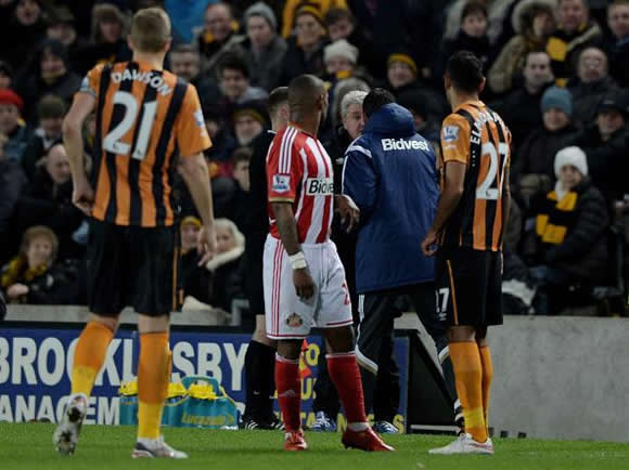 Hull boss Steve Bruce & Sunderland’s Gus Poyet get into a touchline spat