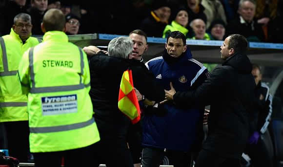 Hull boss Steve Bruce & Sunderland’s Gus Poyet get into a touchline spat
