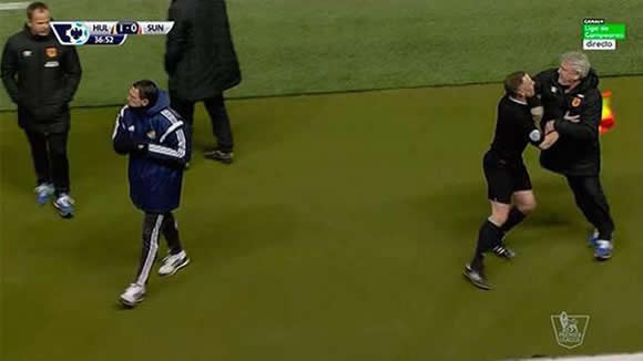 Hull boss Steve Bruce & Sunderland’s Gus Poyet get into a touchline spat
