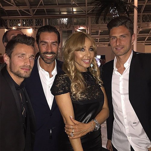 Arsenal legend poses with Mathieu Debuchy and Oliver Giroud