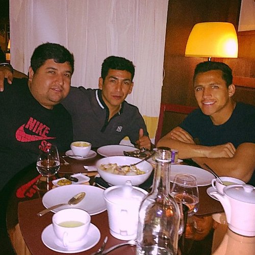 Arsenal’s Alexis Sanchez enjoys dinner with brother and pal