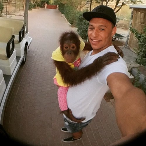 Arsenal midfielder makes a friend on holiday