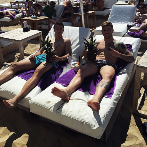 Liverpool stars enjoy pineapple drinks in Ibiza