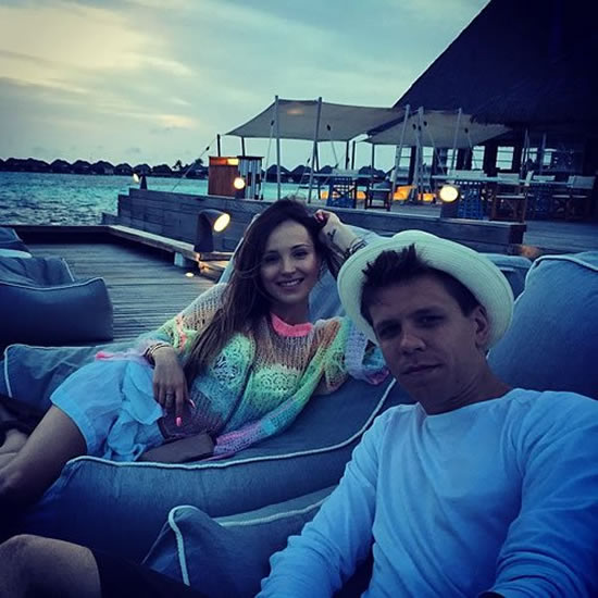 Photo: Arsenal star relaxes on holiday with his girlfriend
